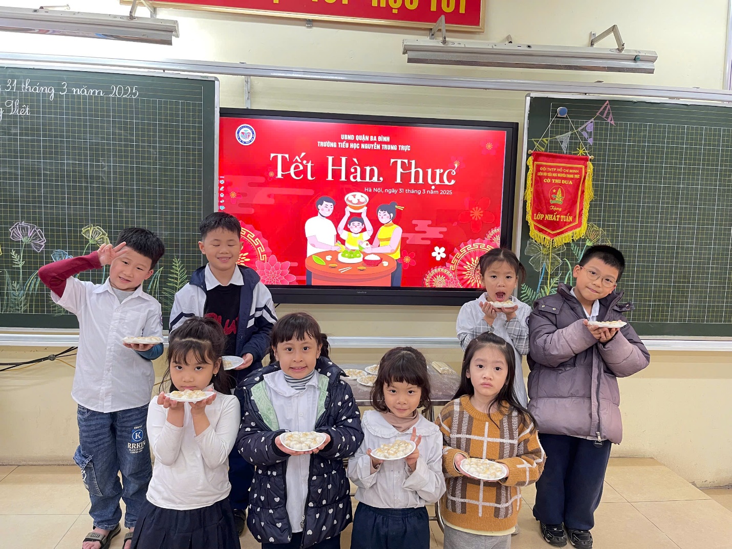 A group of children holding plates
AI-generated content may be incorrect.