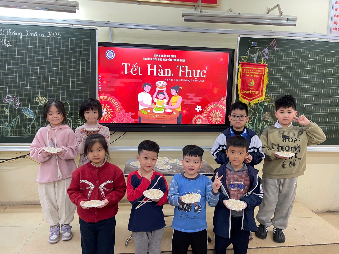 A group of children holding plates in front of a screen
AI-generated content may be incorrect.