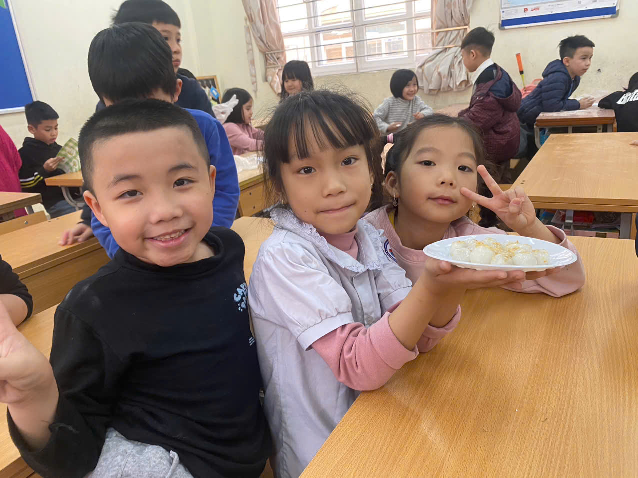 A group of children sitting at a table
AI-generated content may be incorrect.