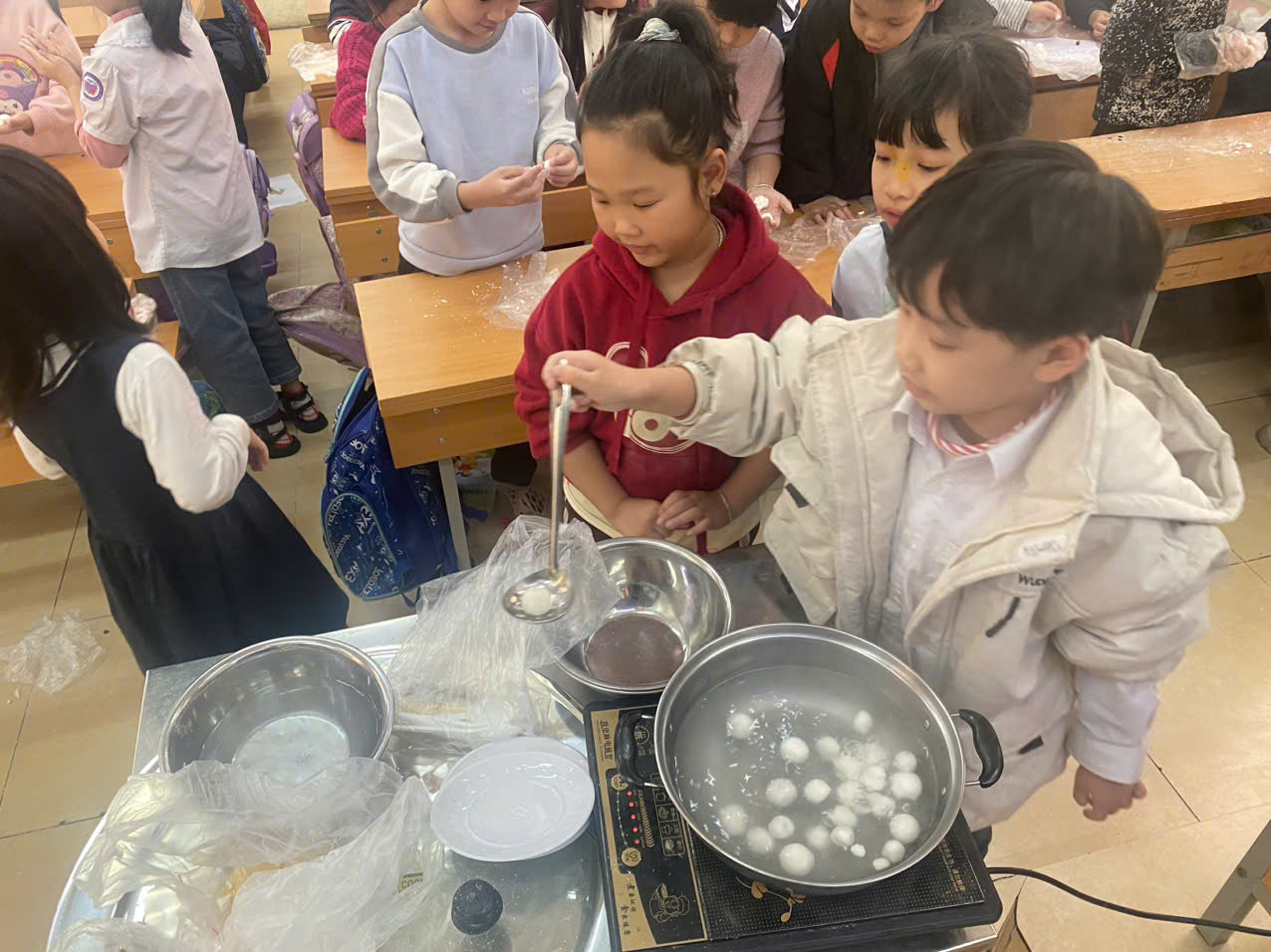 A group of children cooking in a classroom
AI-generated content may be incorrect.