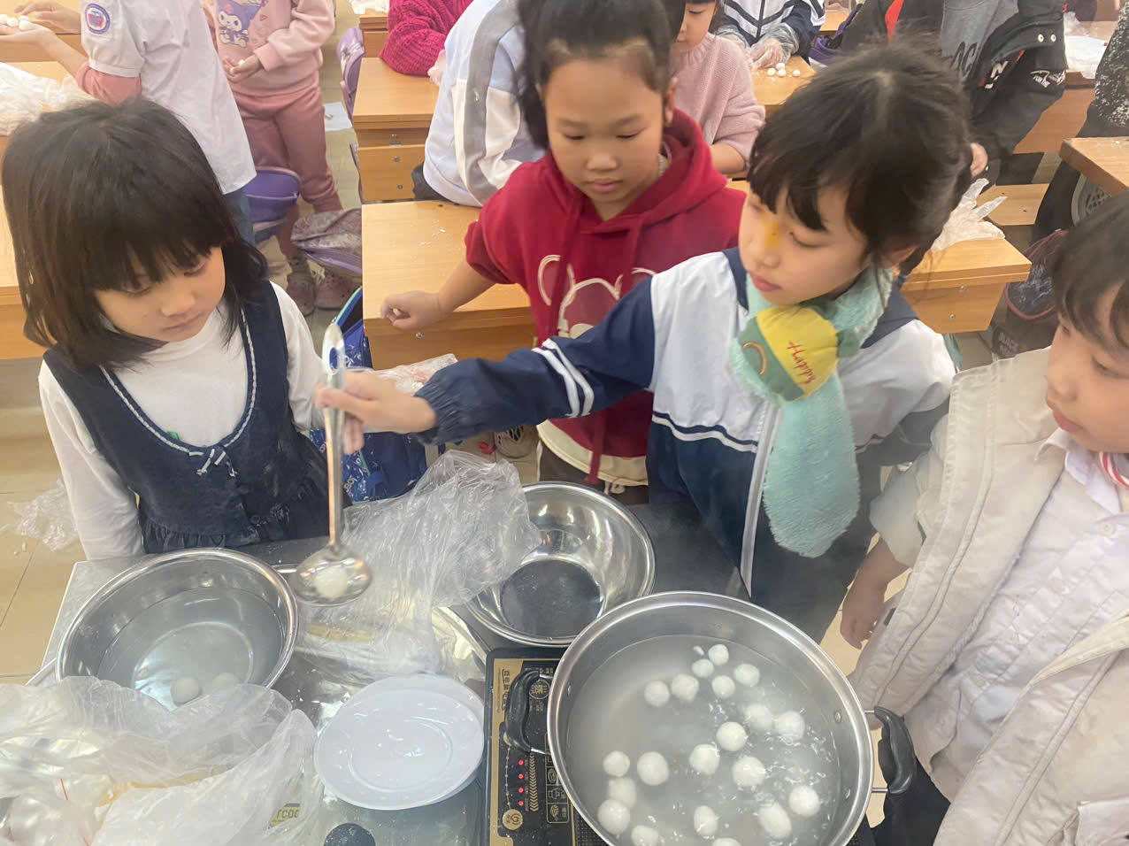 A group of children cooking
AI-generated content may be incorrect.