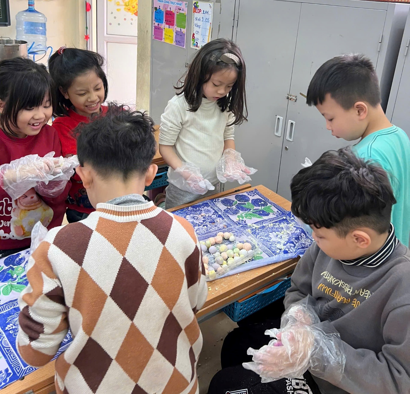 A group of children in a classroom
AI-generated content may be incorrect.