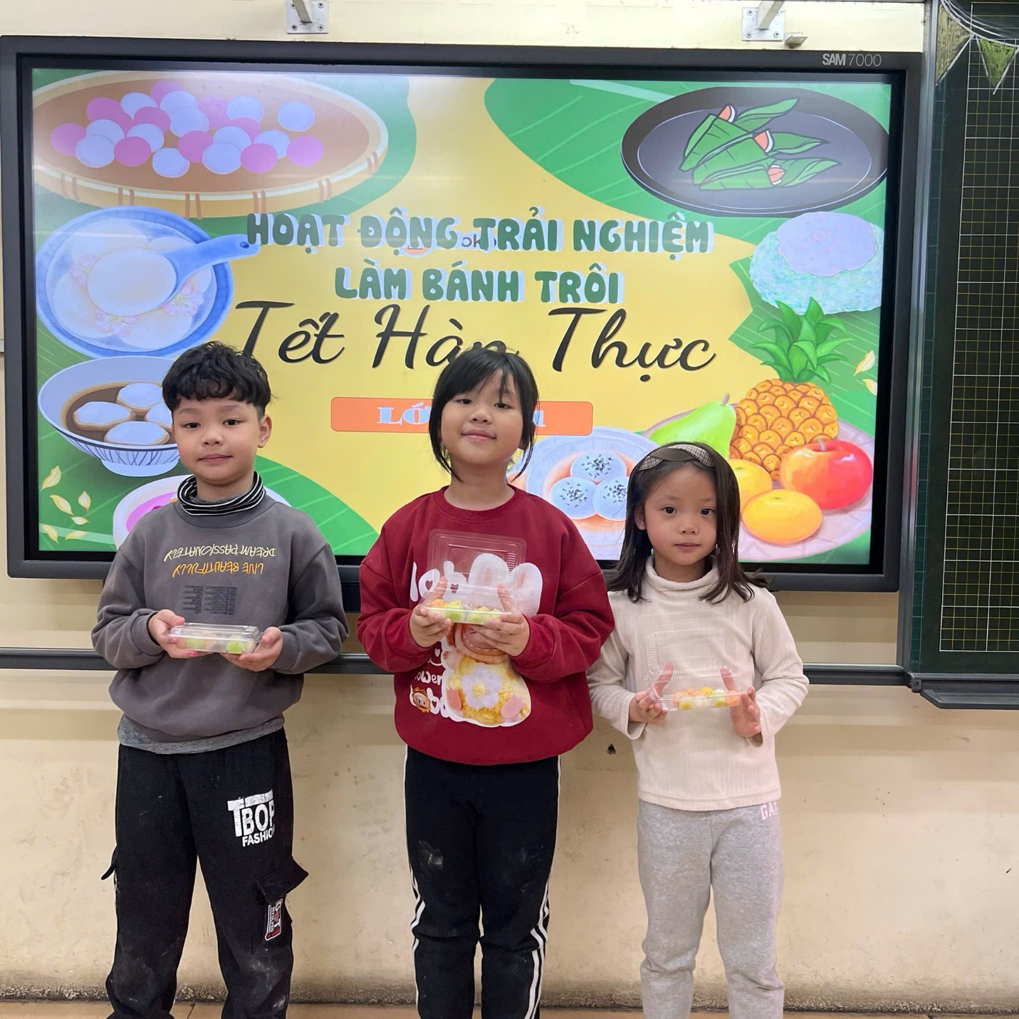 A group of children standing in front of a sign
AI-generated content may be incorrect.