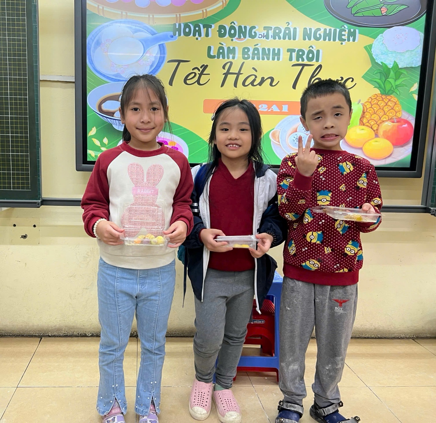 A group of children holding food in their hands
AI-generated content may be incorrect.