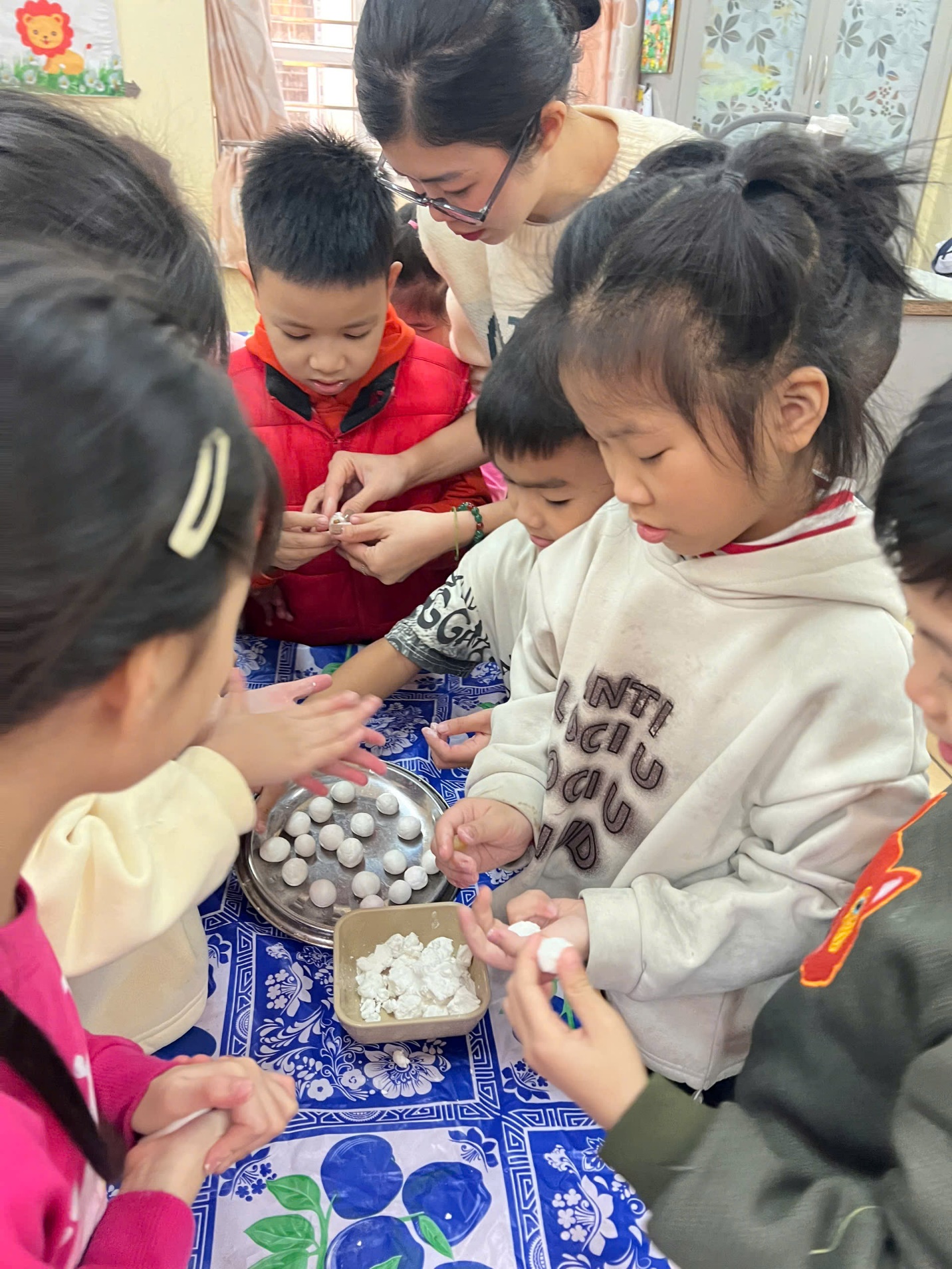 A group of children in a circle
AI-generated content may be incorrect.