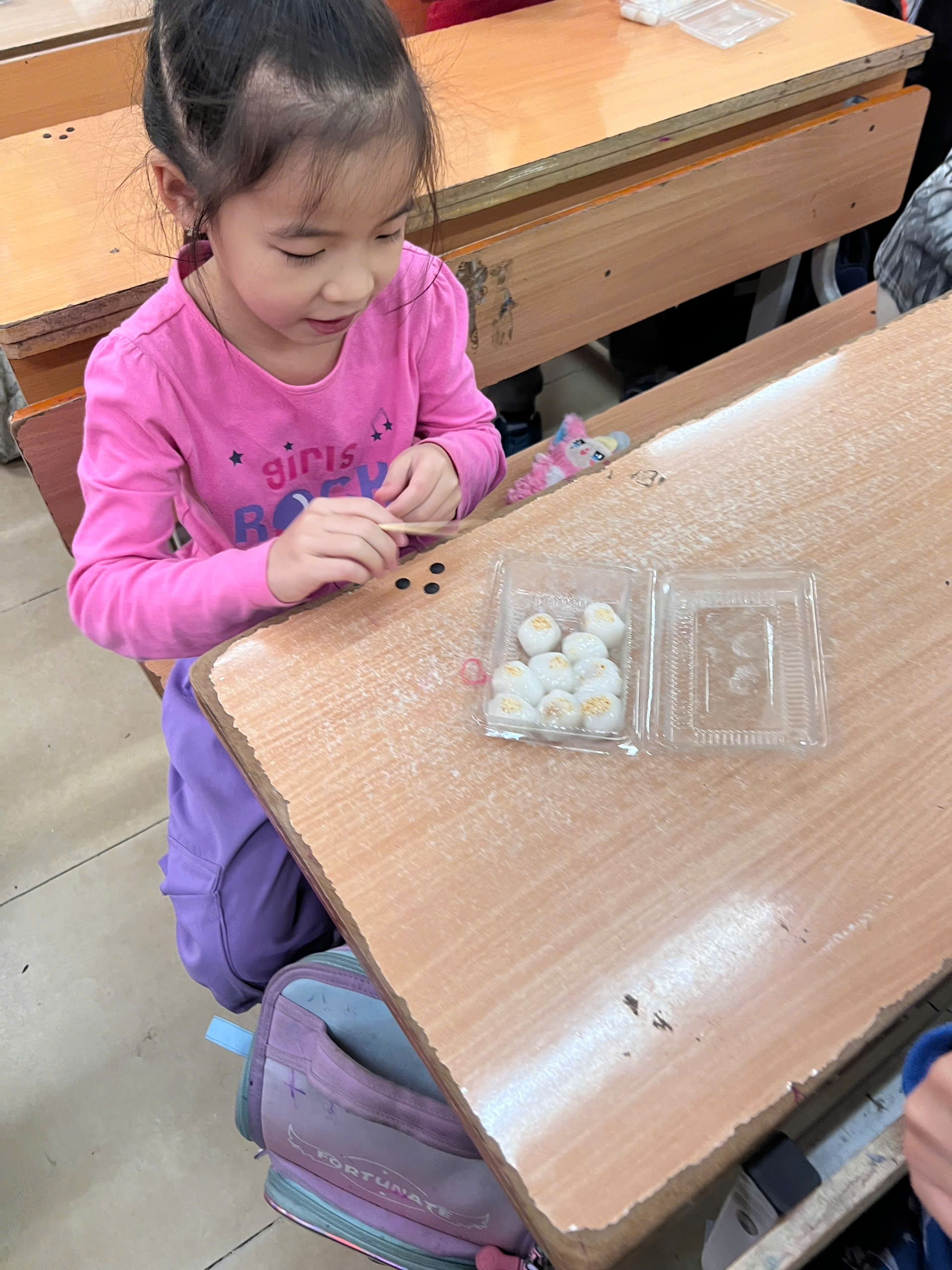 A child sitting at a table
AI-generated content may be incorrect.