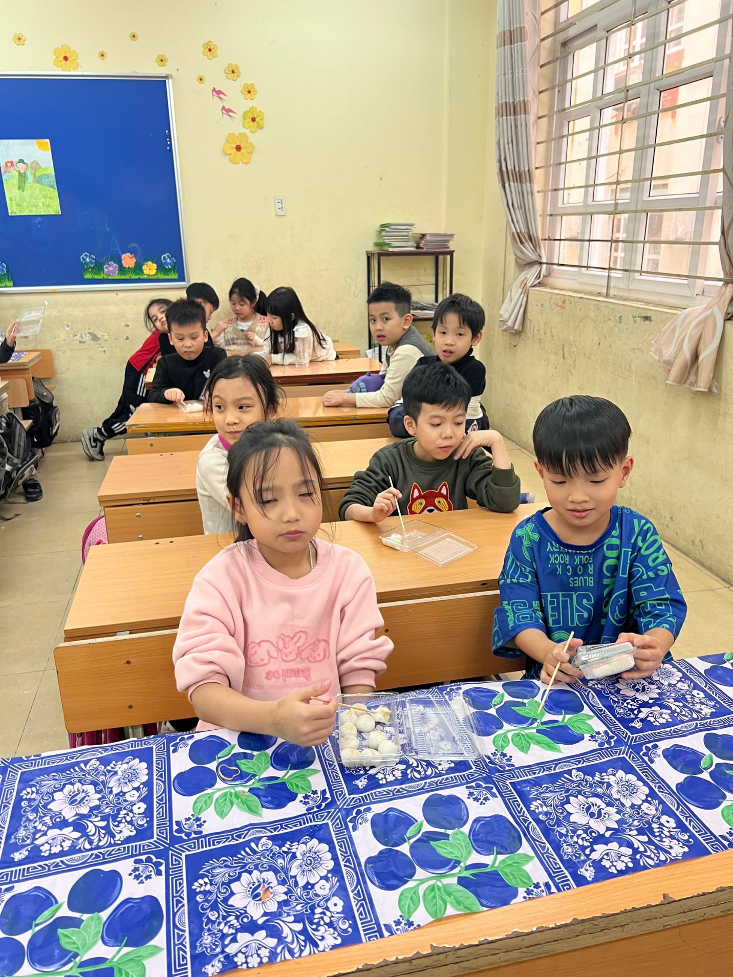 A group of children sitting at desks in a classroom
AI-generated content may be incorrect.