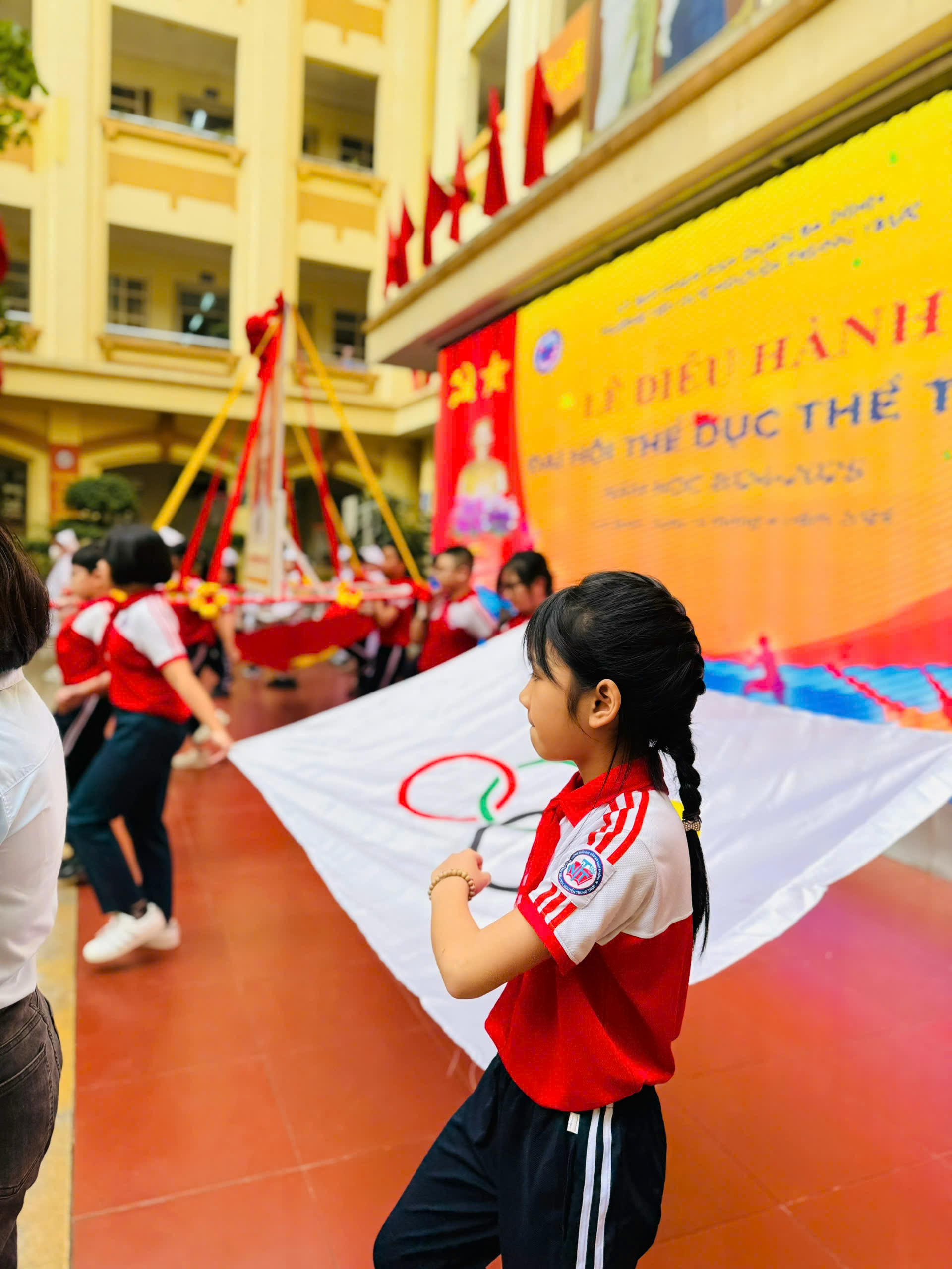 A child holding a flag

AI-generated content may be incorrect.