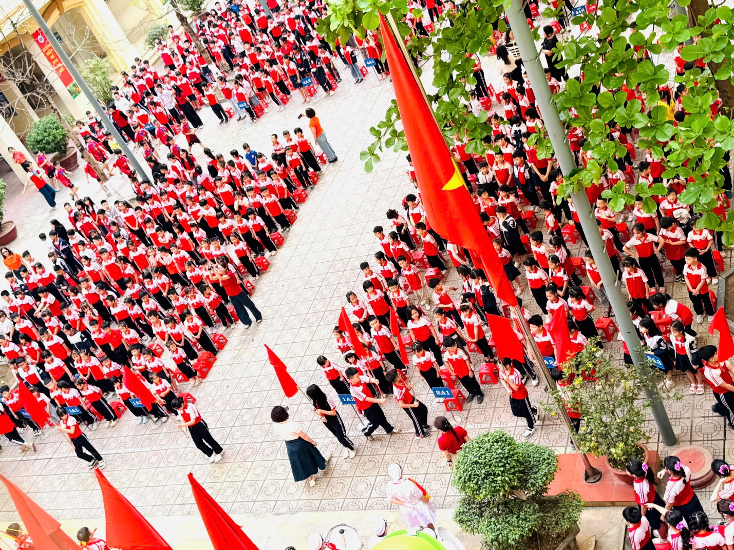 A group of people in red shirts

AI-generated content may be incorrect.
