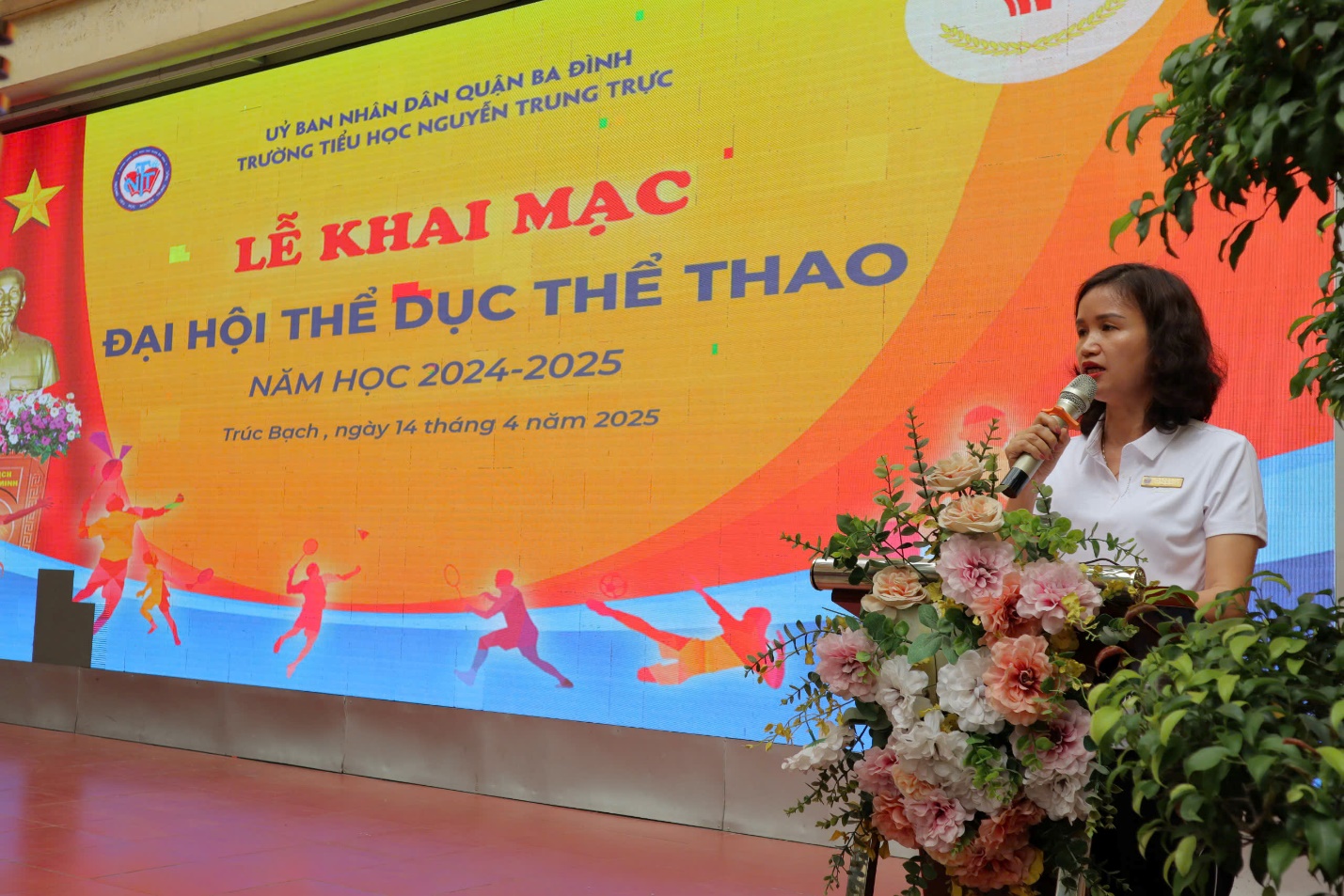 A person speaking into a microphone

AI-generated content may be incorrect.