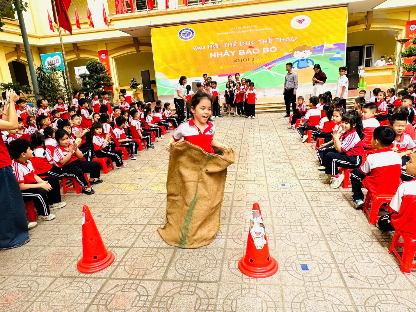 A group of children in a classroom

AI-generated content may be incorrect.