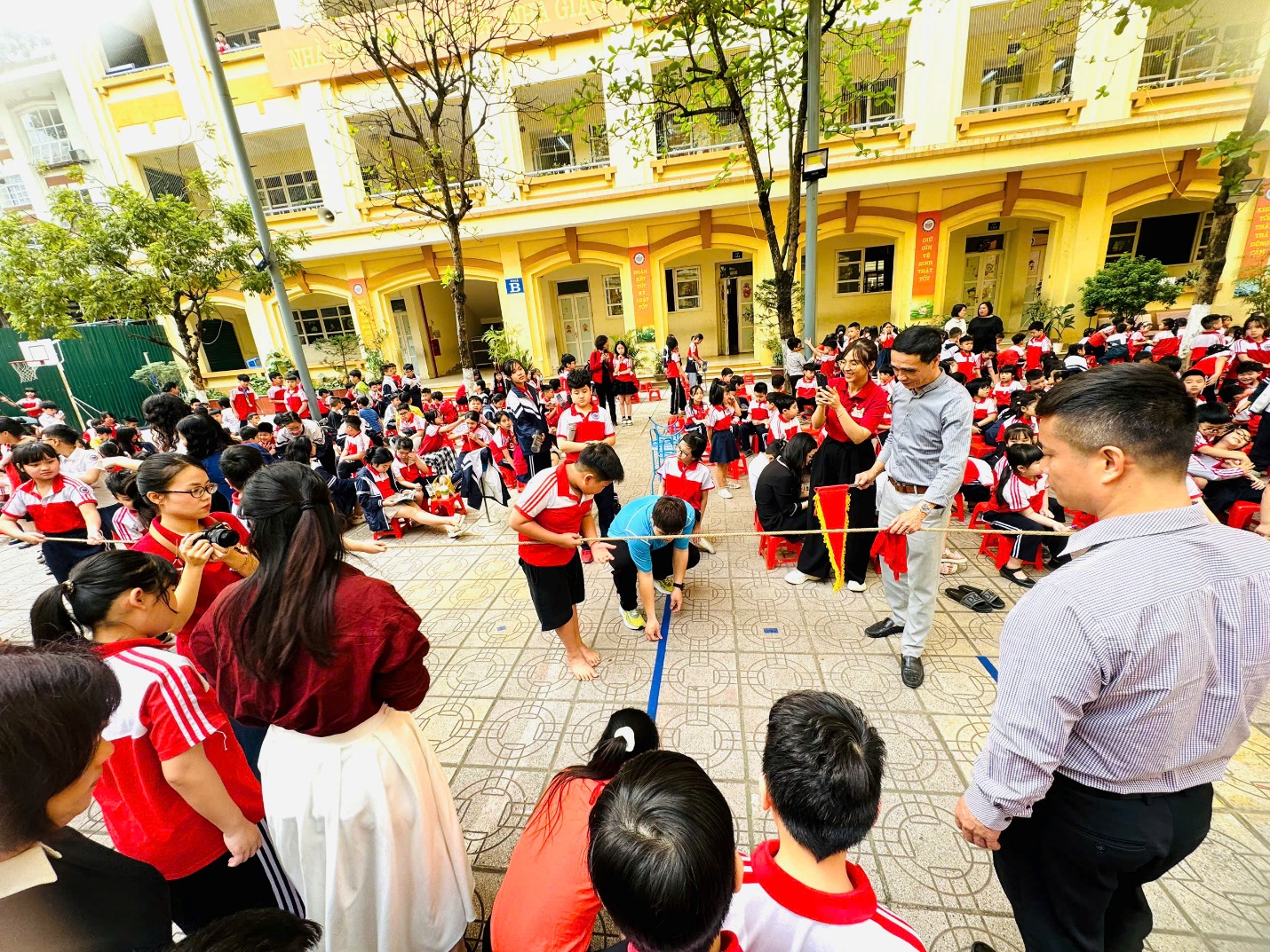 A group of people in a circle

AI-generated content may be incorrect.