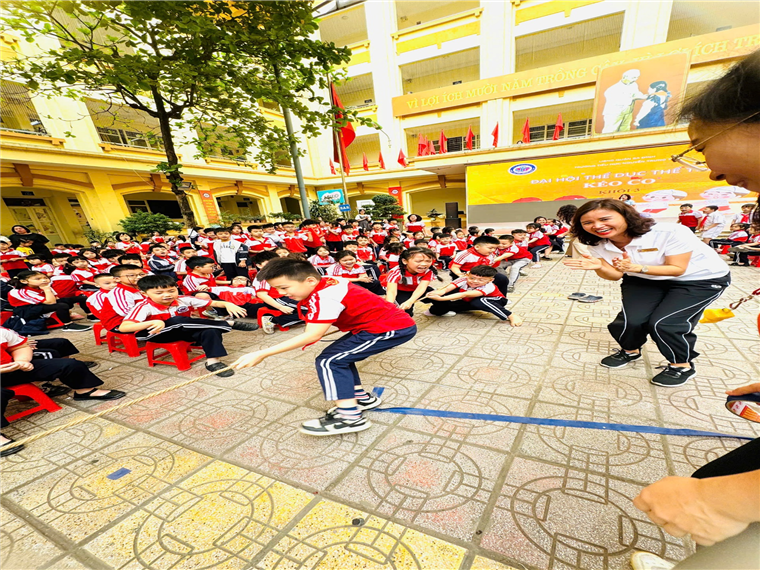 A group of children in a classroom

AI-generated content may be incorrect.