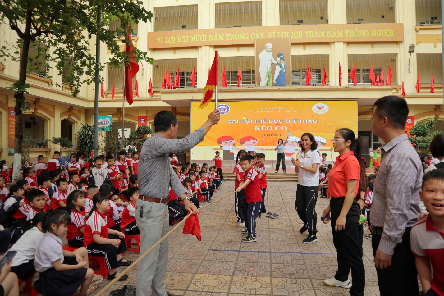 A group of people in a courtyard

AI-generated content may be incorrect.