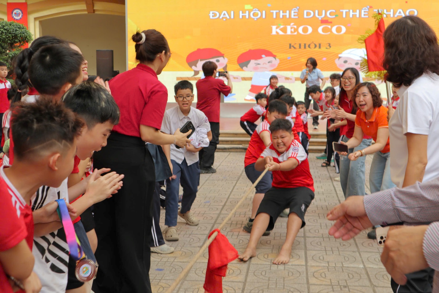 A group of people in a circle

AI-generated content may be incorrect.