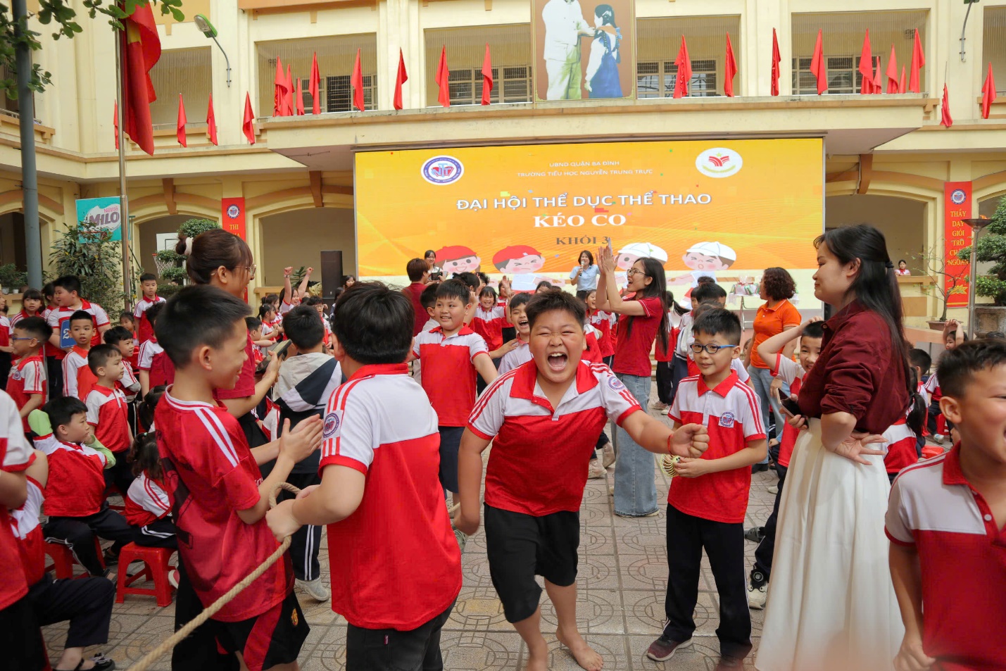 A group of people in red shirts

AI-generated content may be incorrect.