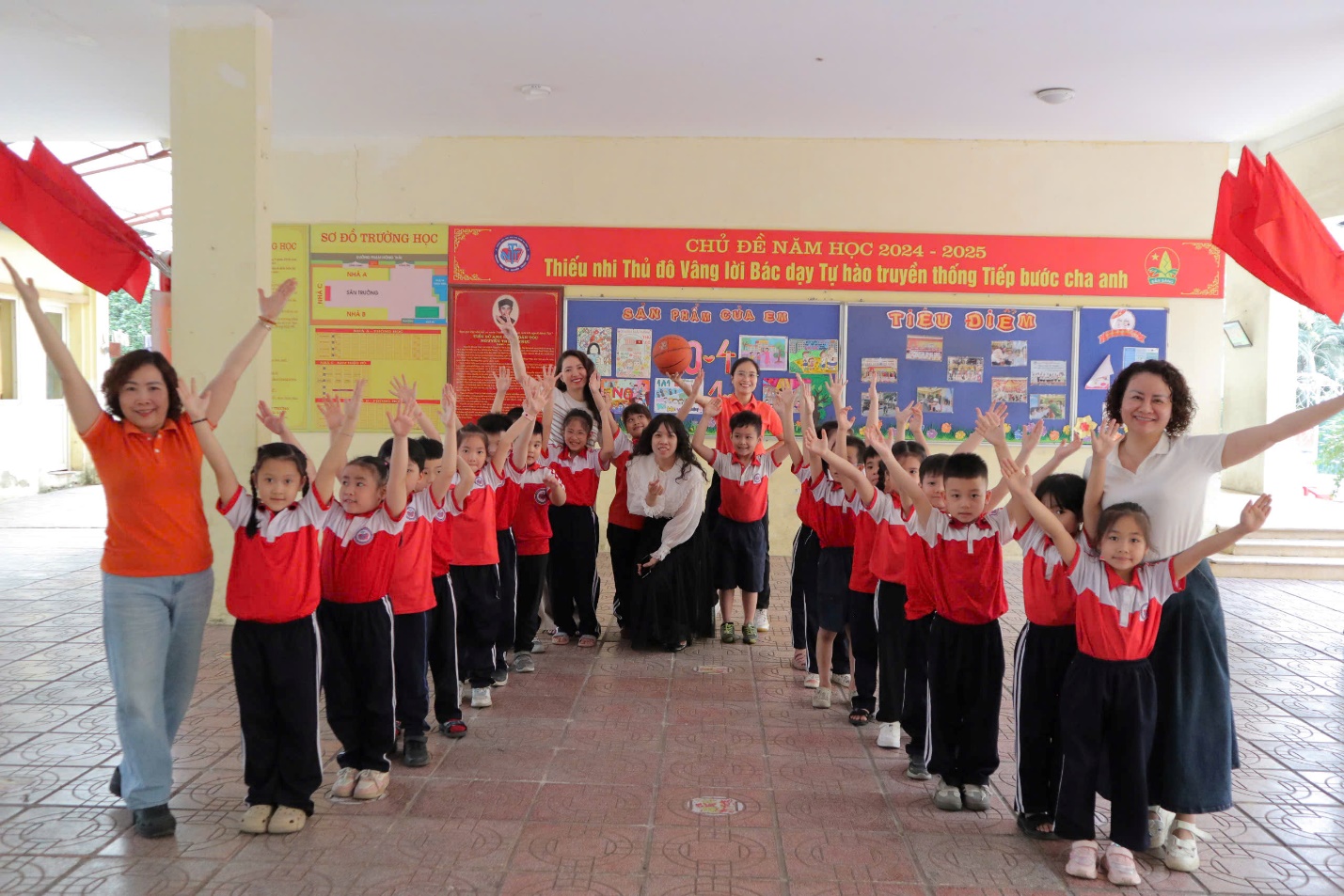 A group of children in a classroom

AI-generated content may be incorrect.