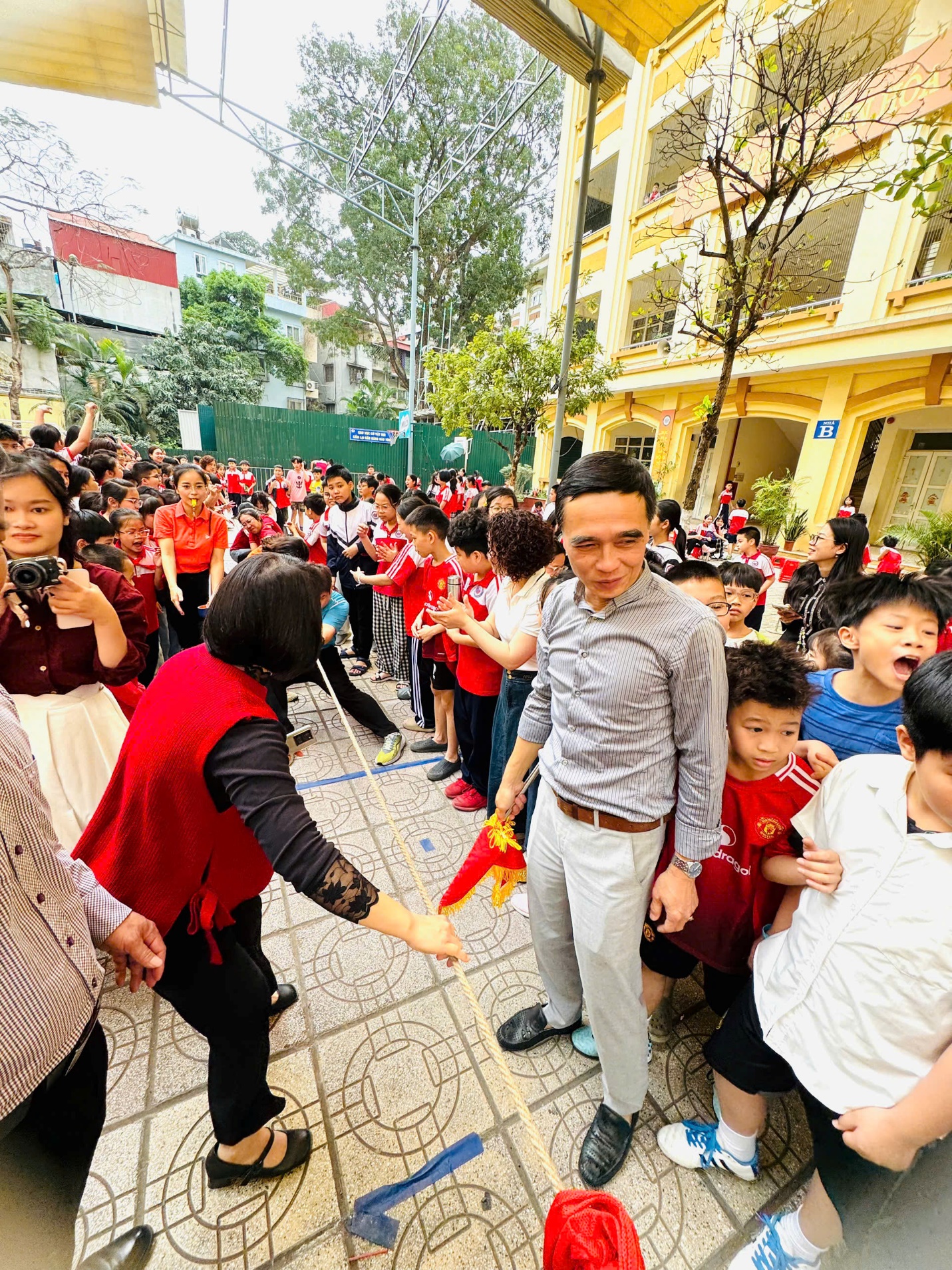 A group of people standing on a sidewalk

AI-generated content may be incorrect.