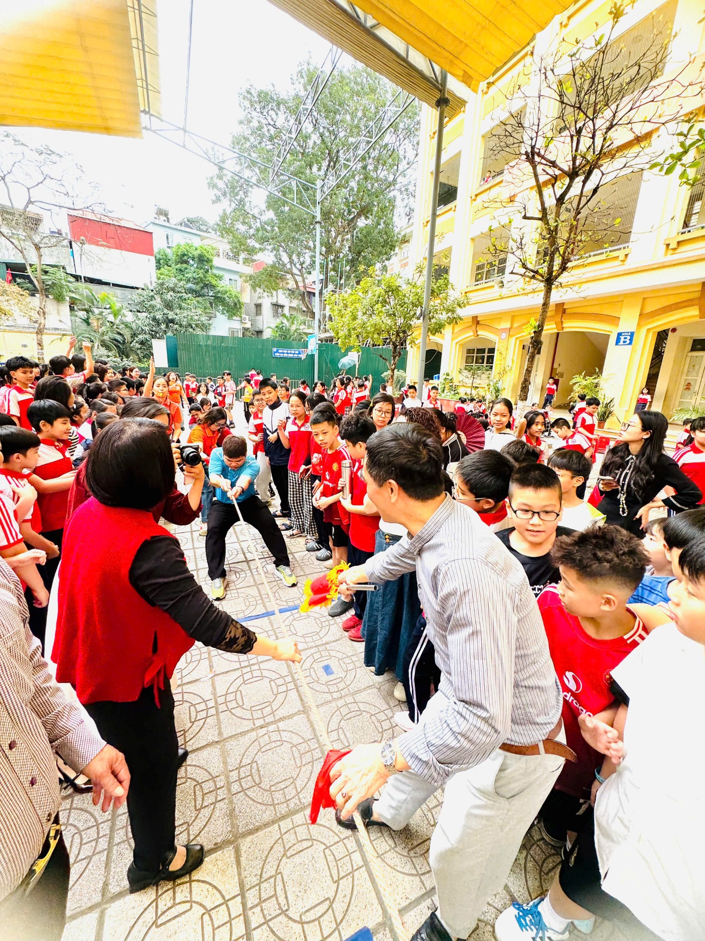 A group of people in a circle

AI-generated content may be incorrect.