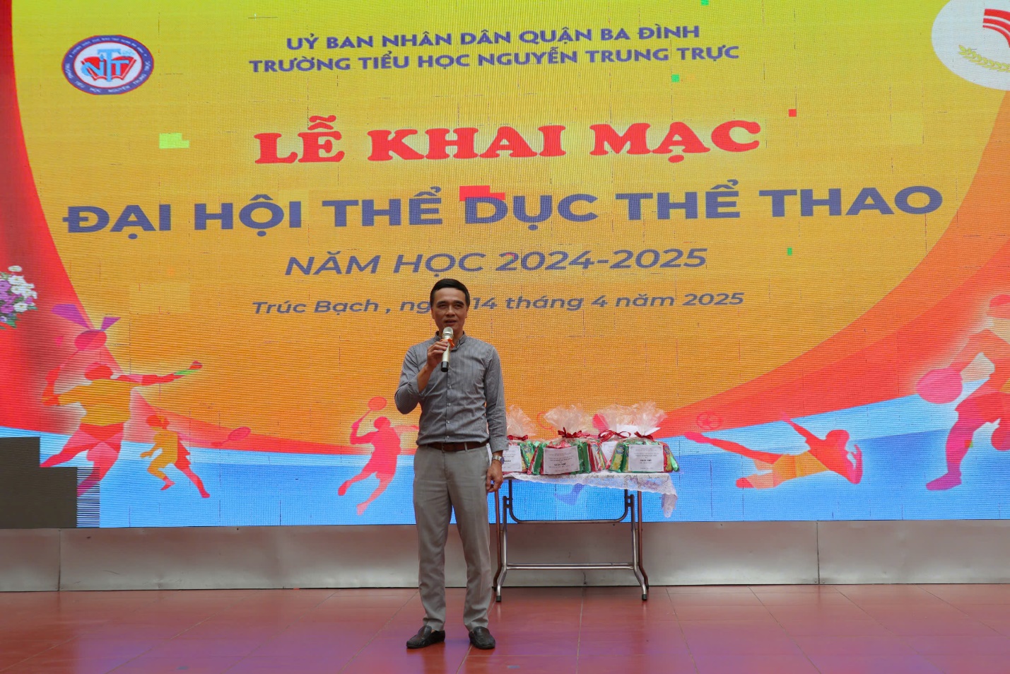 A person standing in front of a large screen

AI-generated content may be incorrect.