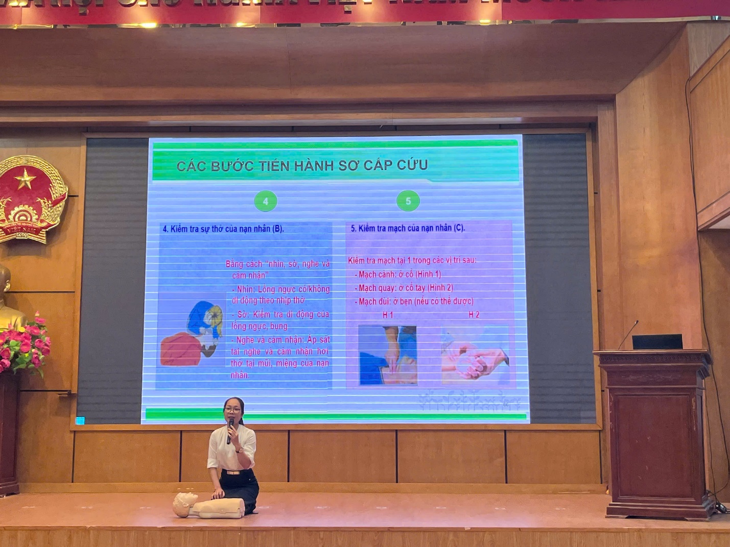 A person sitting on a stage
AI-generated content may be incorrect.