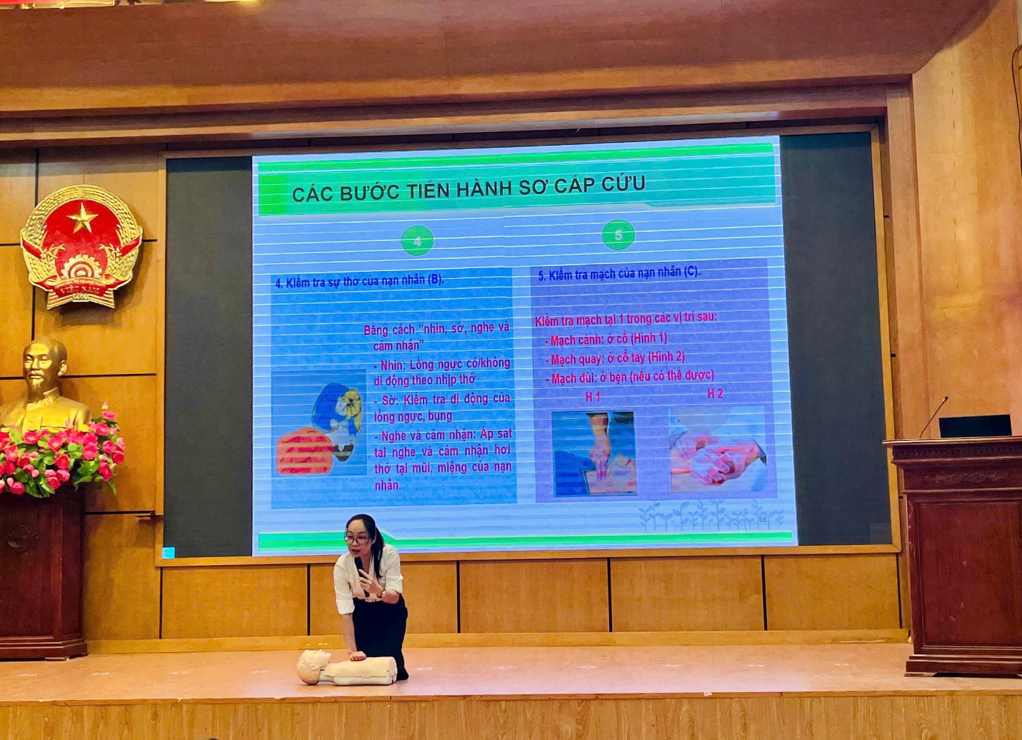 A person standing on a stage
AI-generated content may be incorrect.