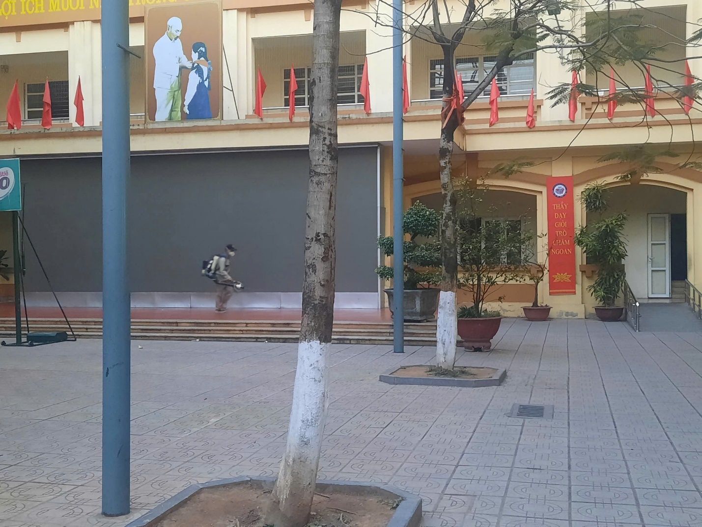 A person running in a courtyard
AI-generated content may be incorrect.