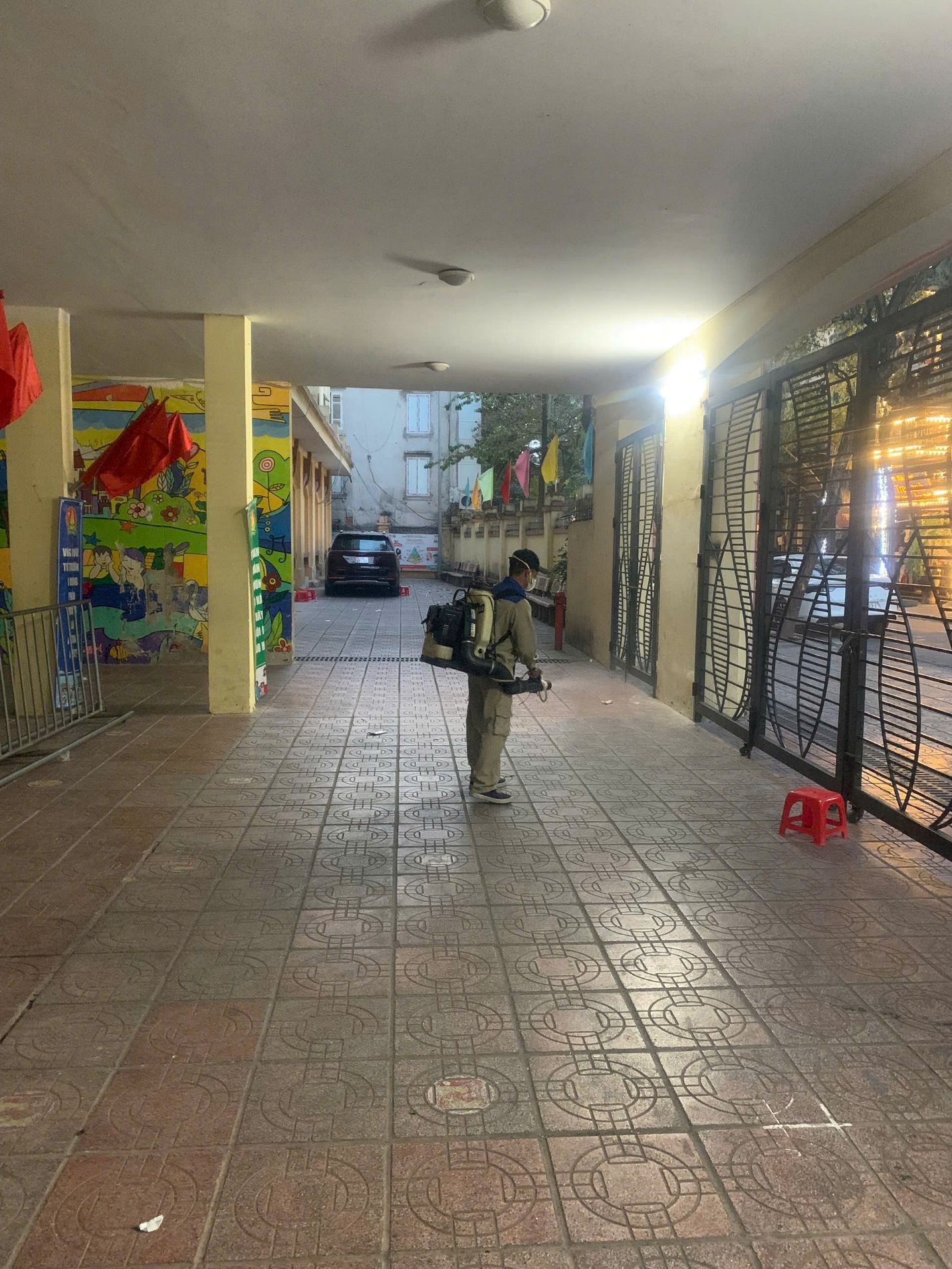 A person holding a backpack in a hallway
AI-generated content may be incorrect.