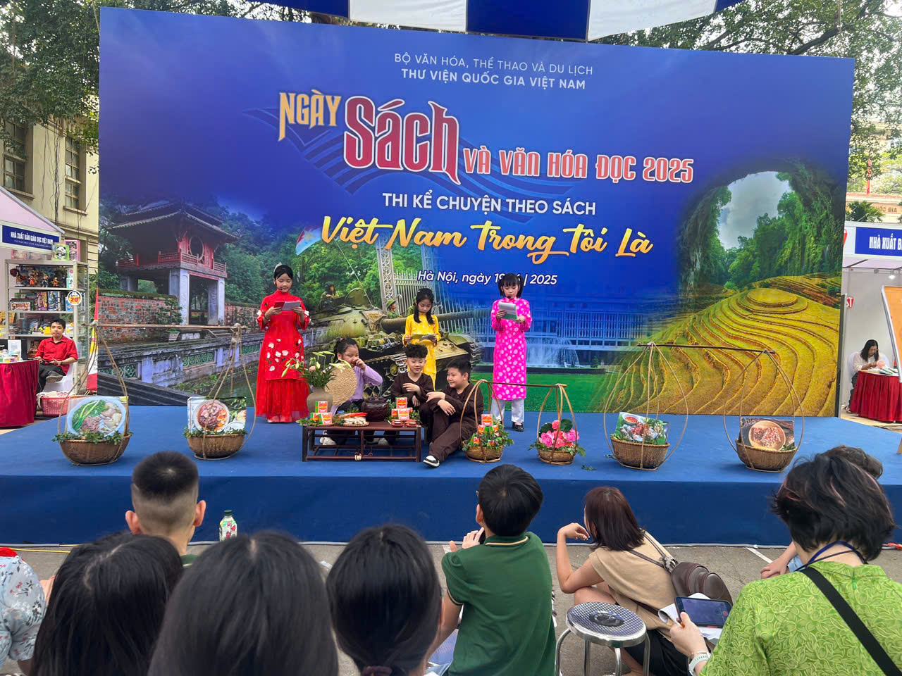 A group of people on a stage
AI-generated content may be incorrect.