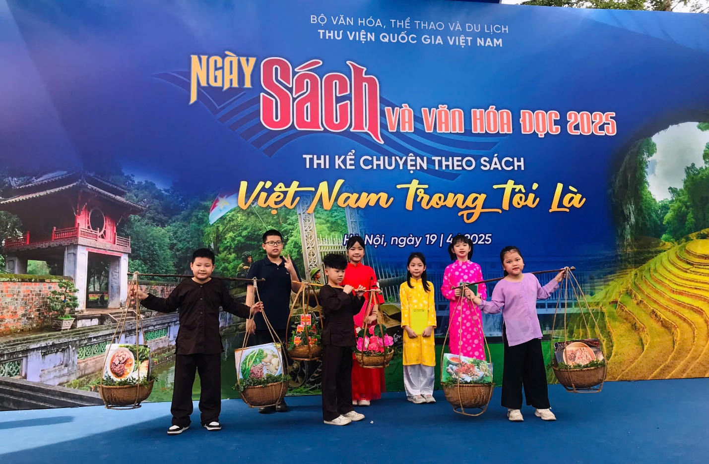 A group of people holding baskets
AI-generated content may be incorrect.