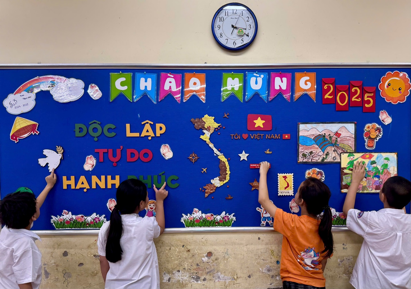 A group of children writing on a board

AI-generated content may be incorrect.