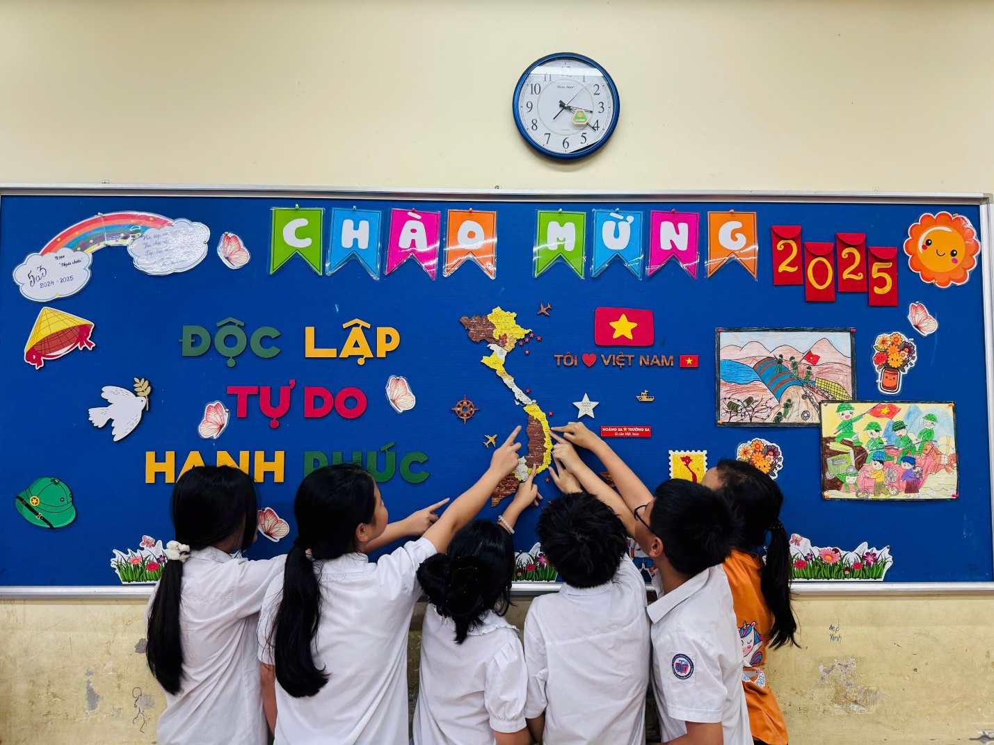 A group of children in a classroom

AI-generated content may be incorrect.