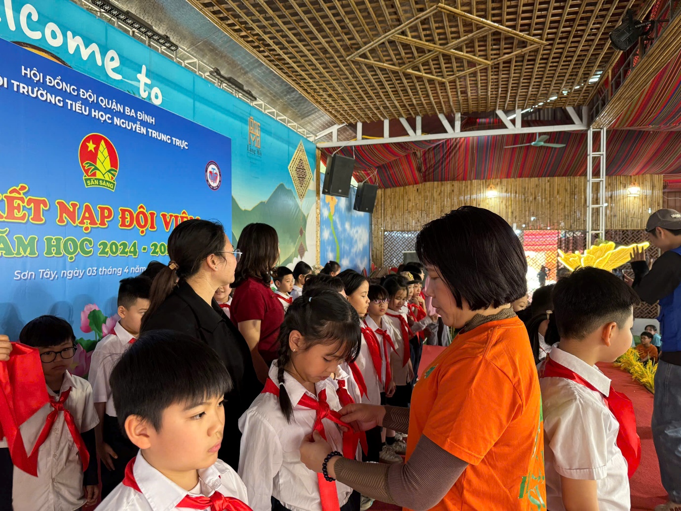 A group of people in a room
AI-generated content may be incorrect.