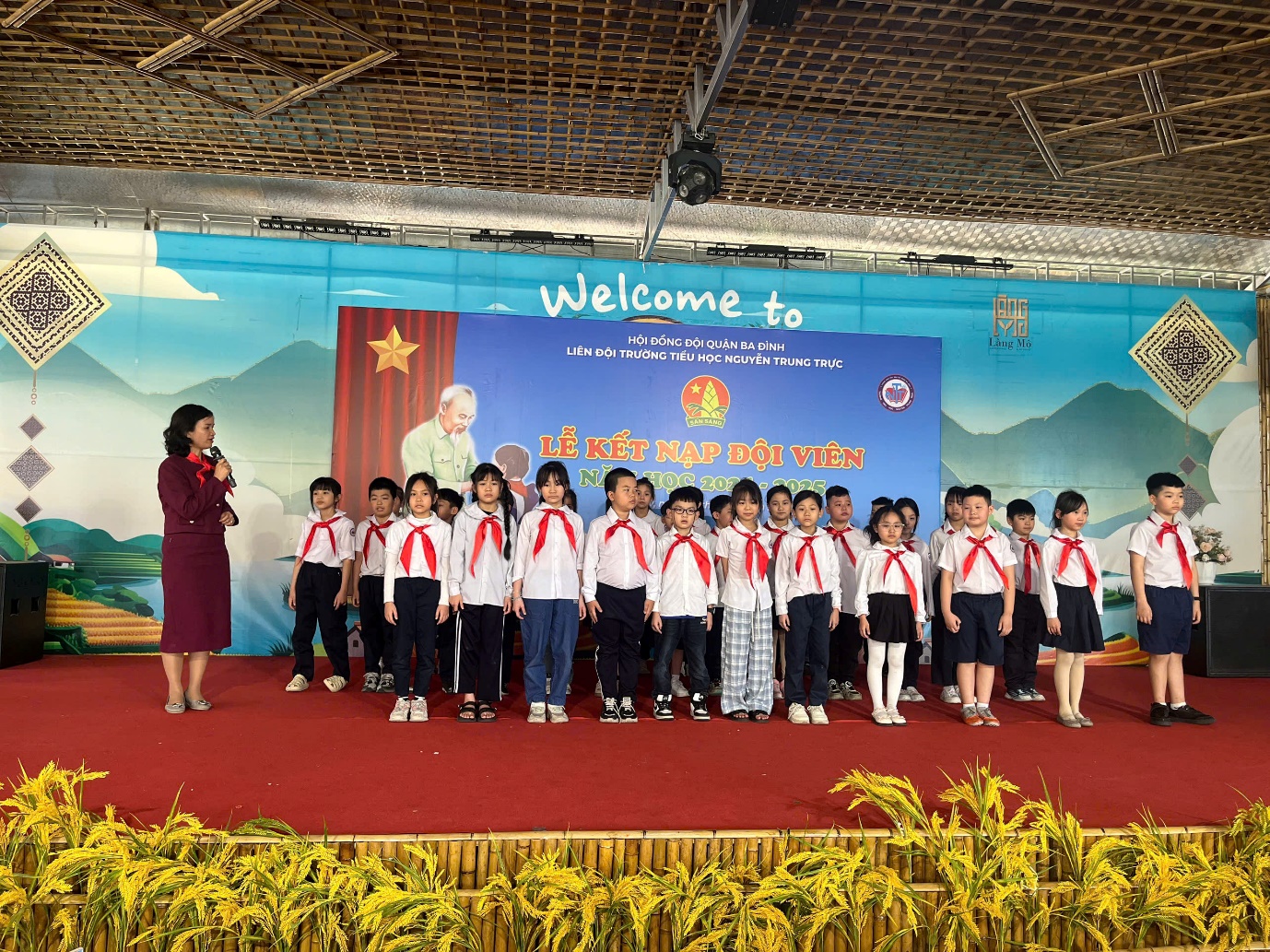 A group of children on a stage
AI-generated content may be incorrect.