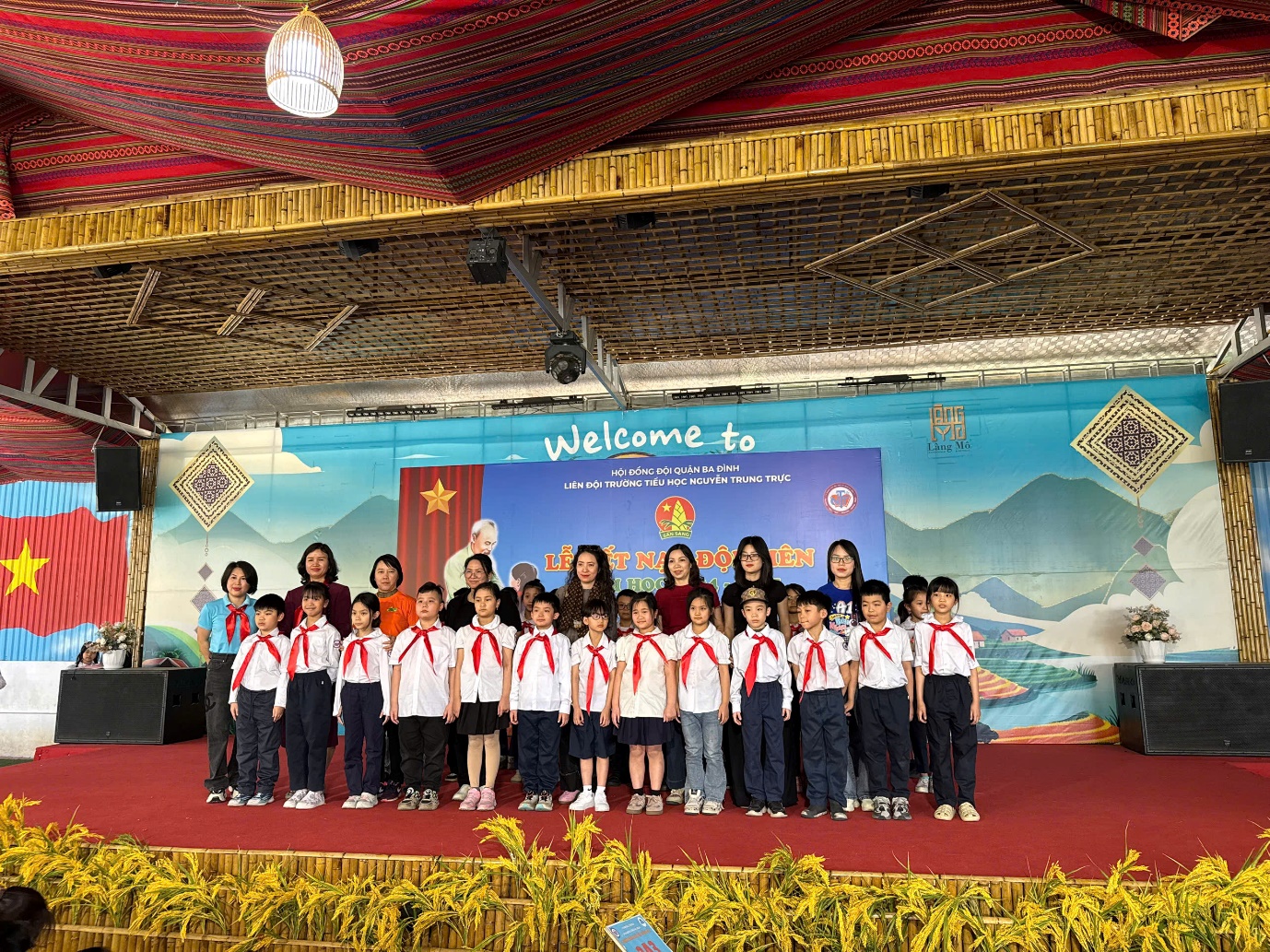 A group of children on a stage
AI-generated content may be incorrect.