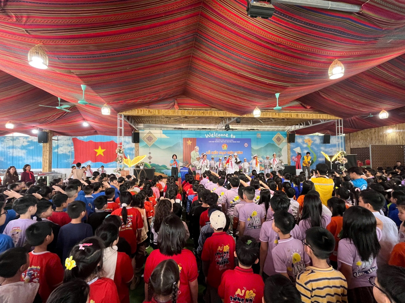 A group of people in a room
AI-generated content may be incorrect.