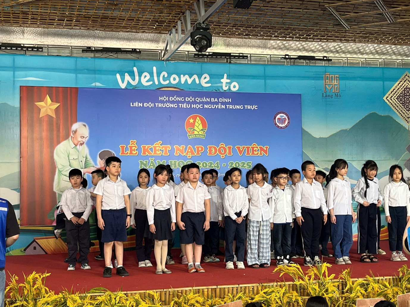 A group of children on a stage
AI-generated content may be incorrect.