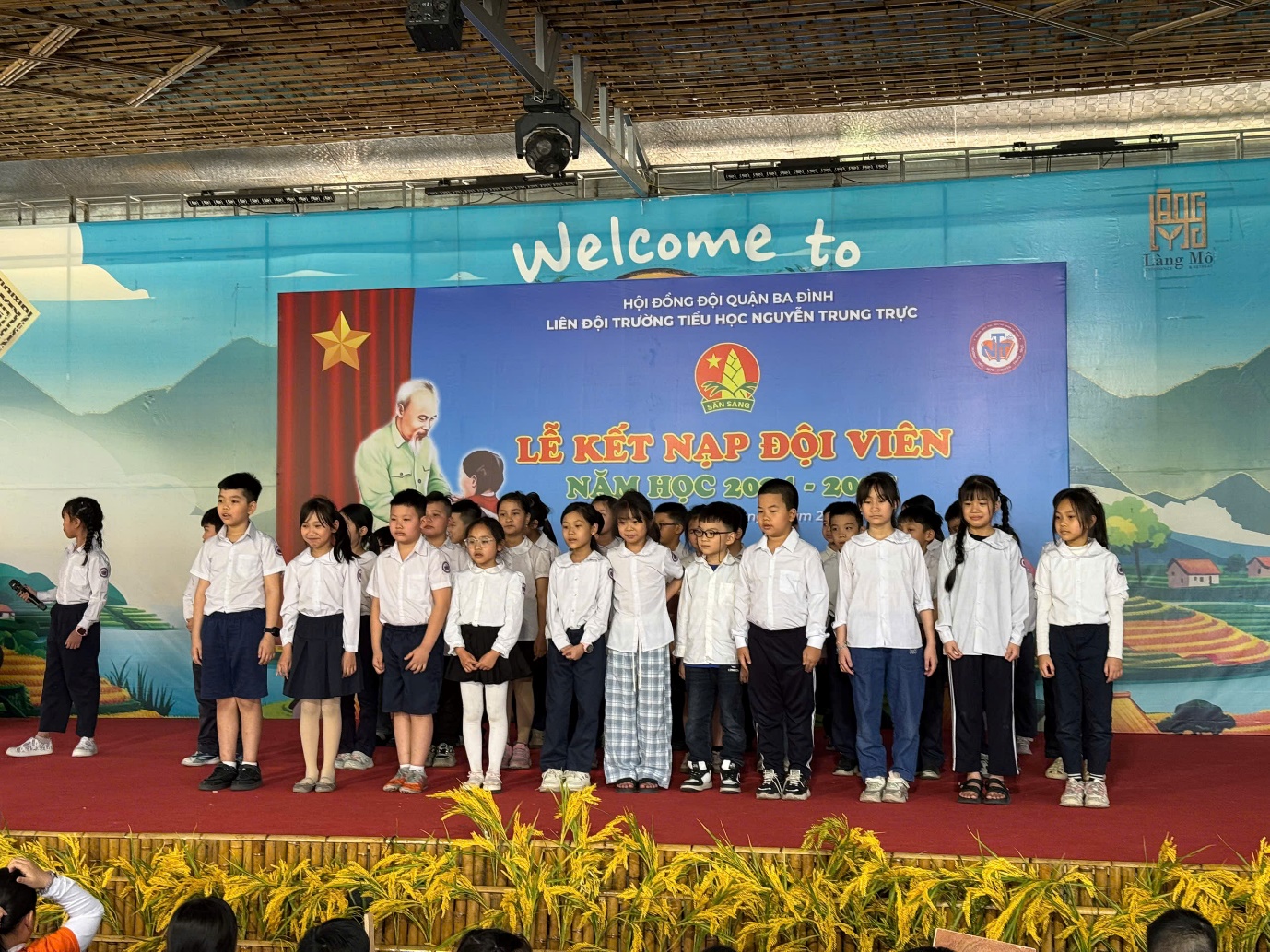 A group of children standing on a stage
AI-generated content may be incorrect.