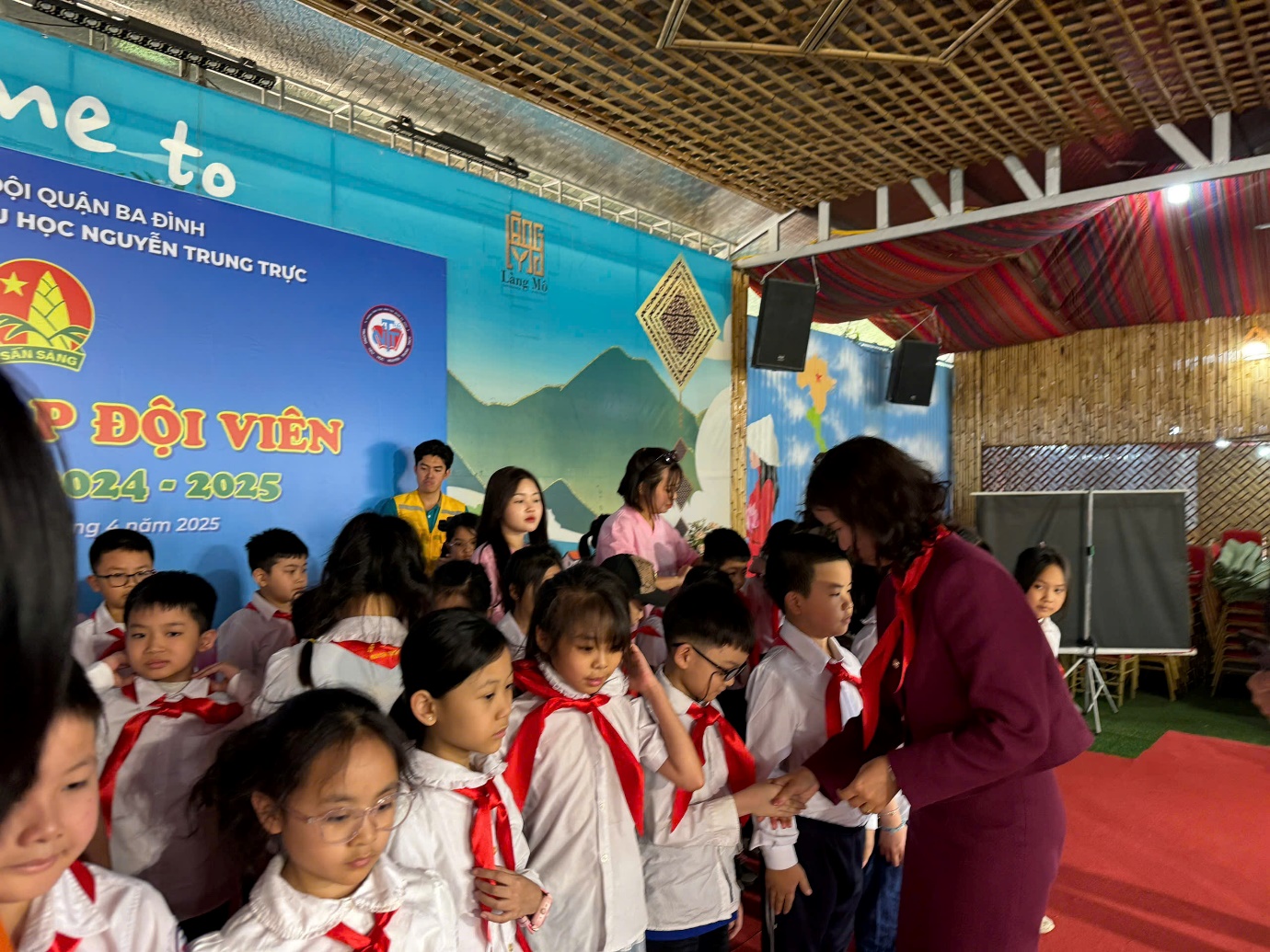 A group of children in a room
AI-generated content may be incorrect.