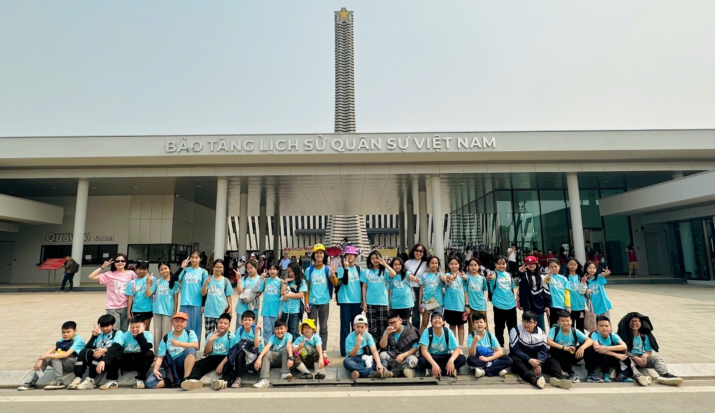 A group of people posing for a photo
AI-generated content may be incorrect.