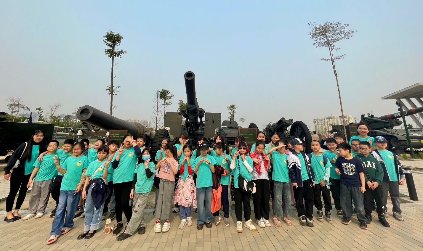 A group of people posing for a photo
AI-generated content may be incorrect.