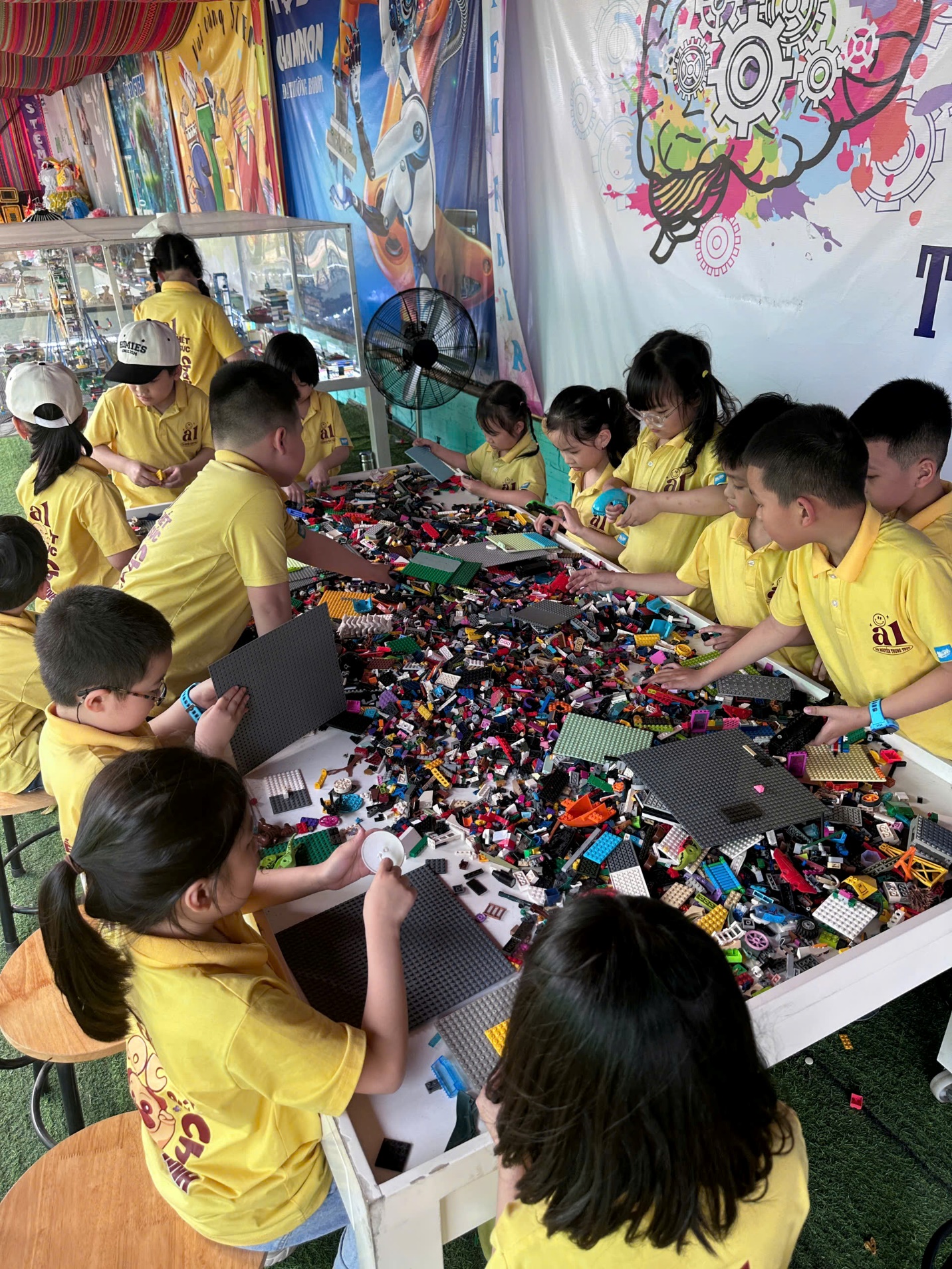 A group of kids sitting at a table with lego pieces
AI-generated content may be incorrect.