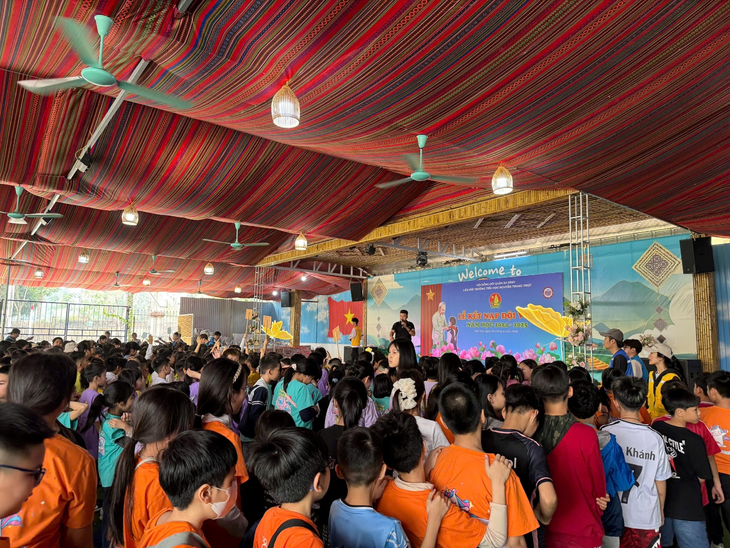 A group of people in a room
AI-generated content may be incorrect.