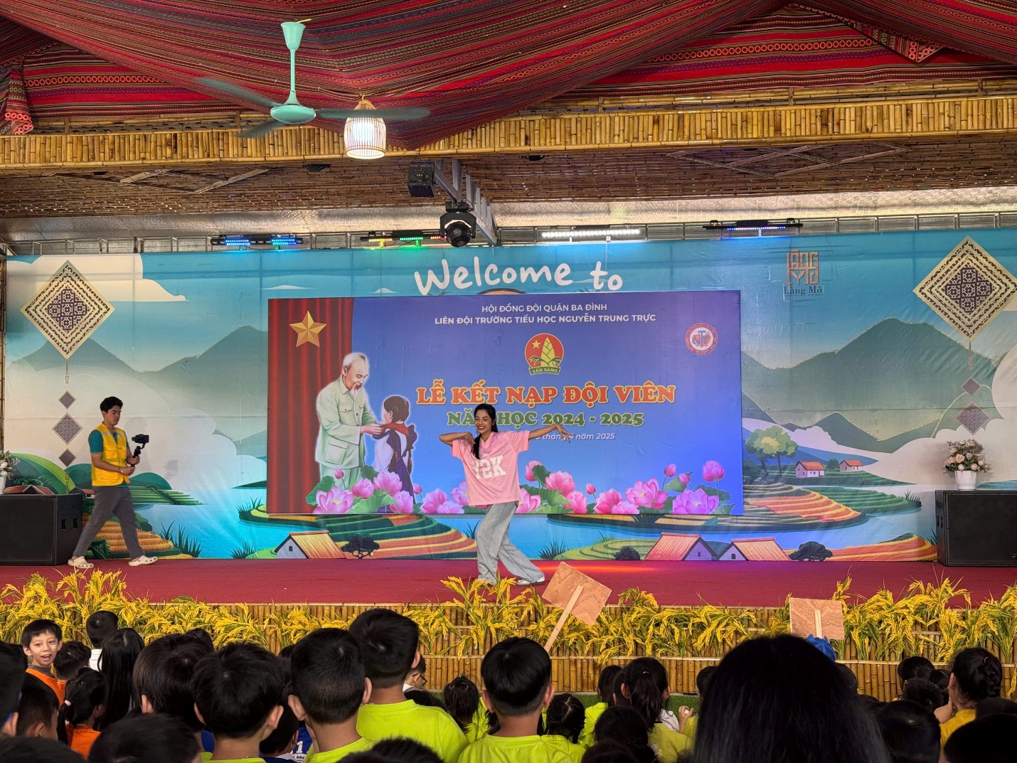 A person on a stage with a crowd of people
AI-generated content may be incorrect.