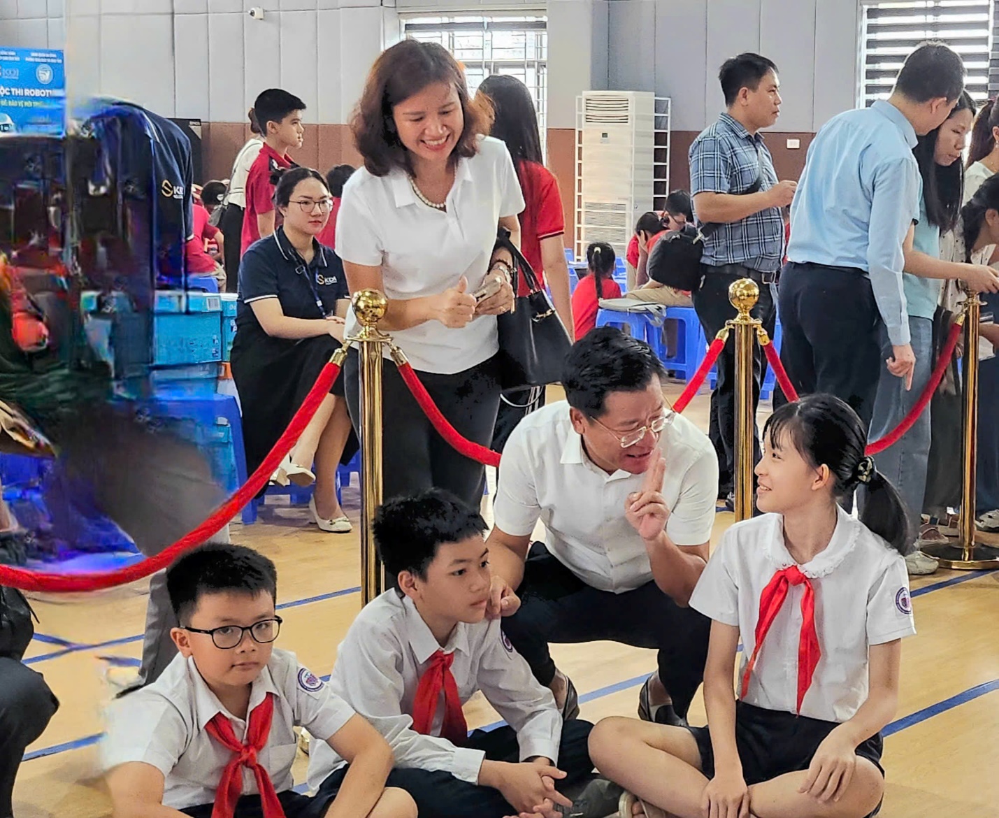 A group of people in a room

AI-generated content may be incorrect.