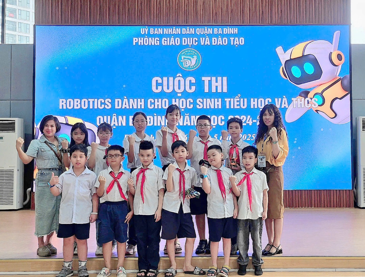 A group of children posing for a photo

AI-generated content may be incorrect.