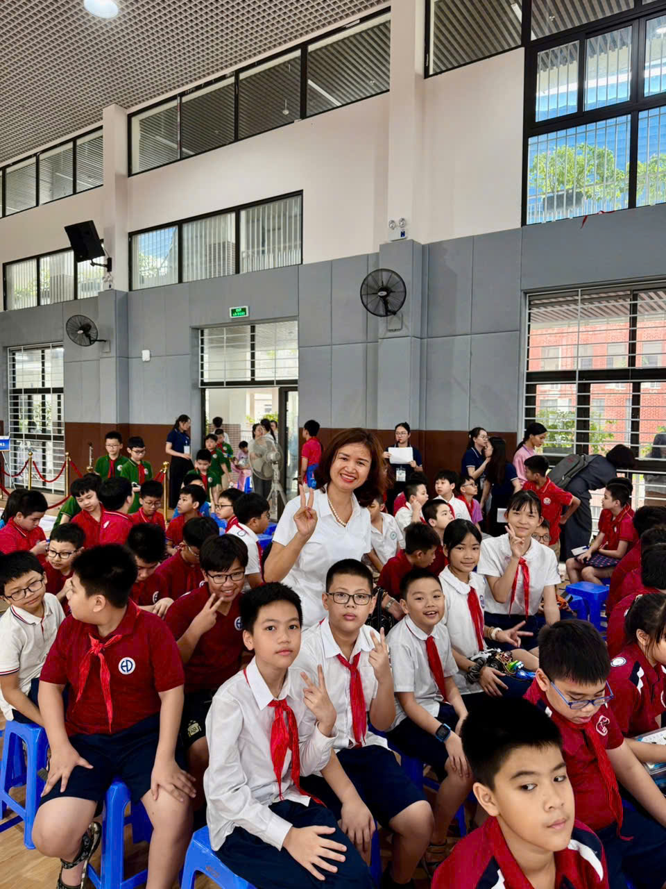 A group of children in a classroom

AI-generated content may be incorrect.