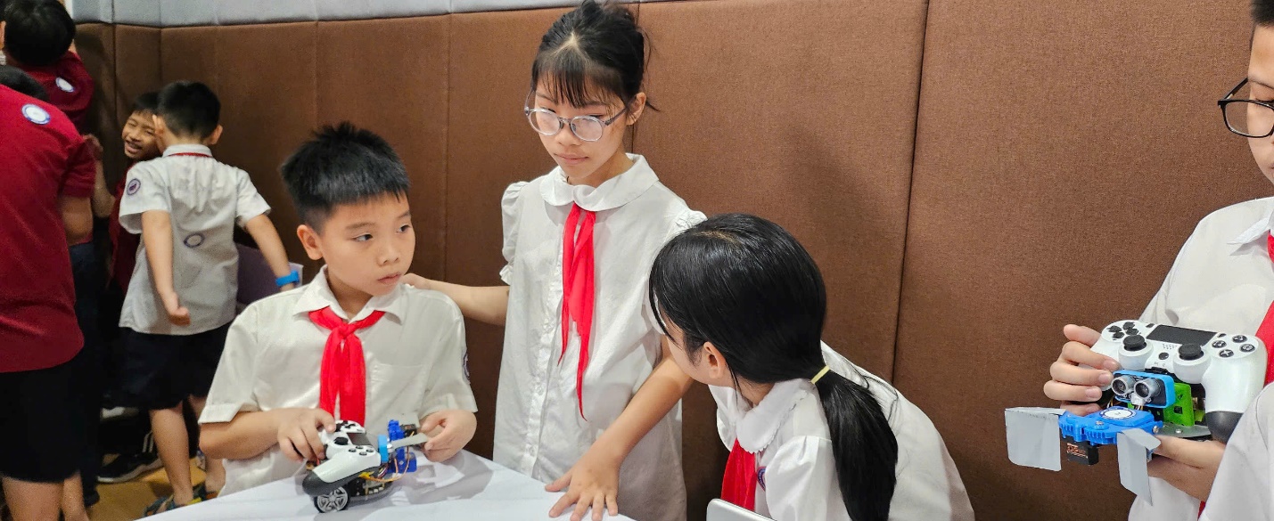 A group of children playing with toys

AI-generated content may be incorrect.