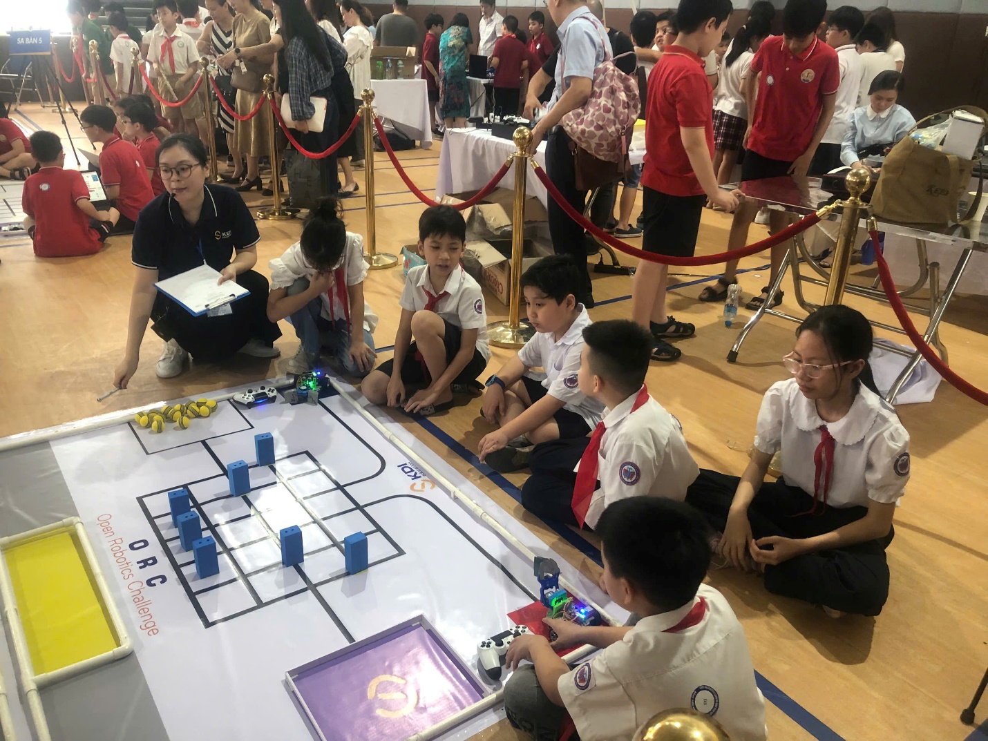 A group of kids playing a game

AI-generated content may be incorrect.