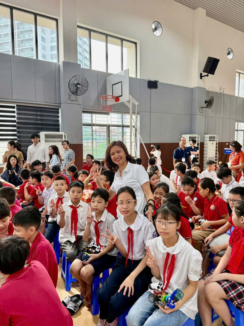 A group of people in a room

AI-generated content may be incorrect.